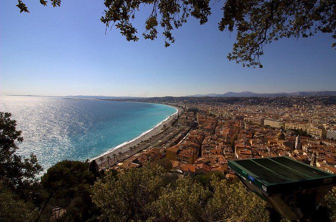 Discovery of the city of Nice by electric Méhari - Quai Rauba Capeu and the I Love Nice photo spot: best views with the wind