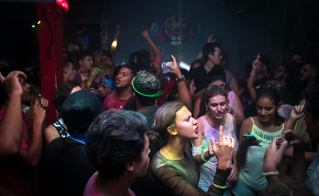 Pub Crawl Nice: Free Shots,Best Bar, Secret Surprise with us - Stop by Stop: How the Night Flows Through 4 Bars (and Beyond)