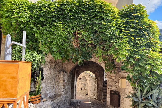 Visit of the Medieval Village of Èze - Chemin de la Chapelle: walking toward the village’s oldest chapel